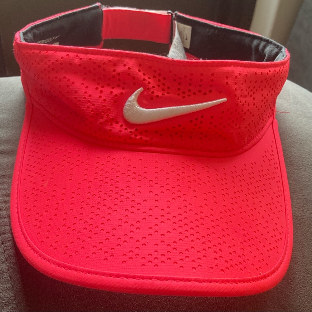 Sold: Nike Golf Aerobill visor